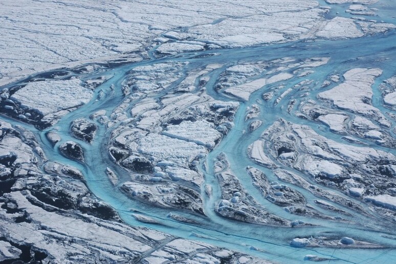 Corsi d’acqua originati dallo scioglimento dei ghiacci in Groenlandia in estate (fonte: Sarah Das, Woods Hole Oceanographic Institution) - RIPRODUZIONE RISERVATA