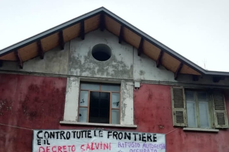 Casa cantoniera occupata nel Torinese, contro tutte le frontiere - RIPRODUZIONE RISERVATA