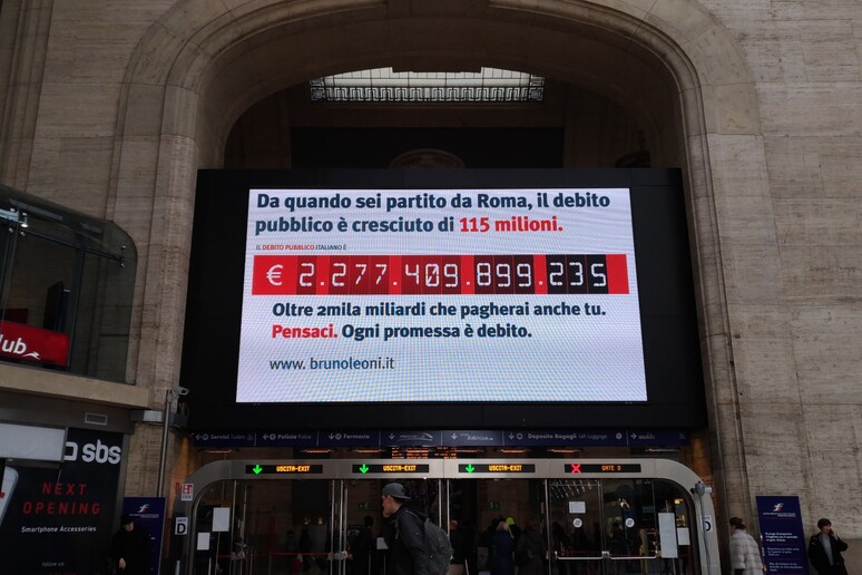 Il  'contatore del debito pubblico ' presente sul Maxi-Led della Stazioni di Milano Centrale - RIPRODUZIONE RISERVATA
