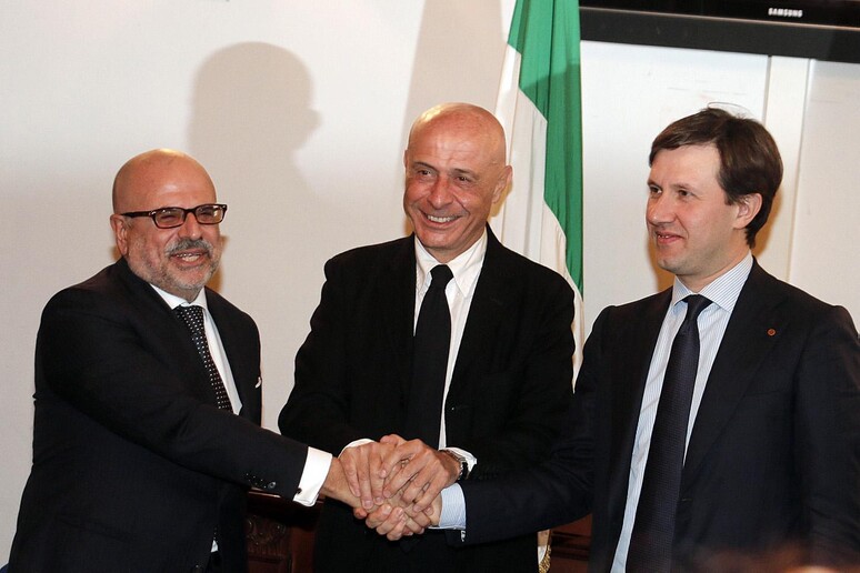 Alessio Giuffrida (primo a sinistra) insieme al ministro Marco Minniti e al sindaco Dario Nardella) - RIPRODUZIONE RISERVATA