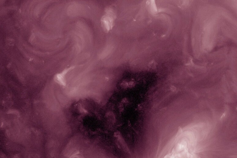 Il buco a forma di cuore che si è formato nella parte più esterna dell’atmosfera del Sole (fonte: NASA) - RIPRODUZIONE RISERVATA