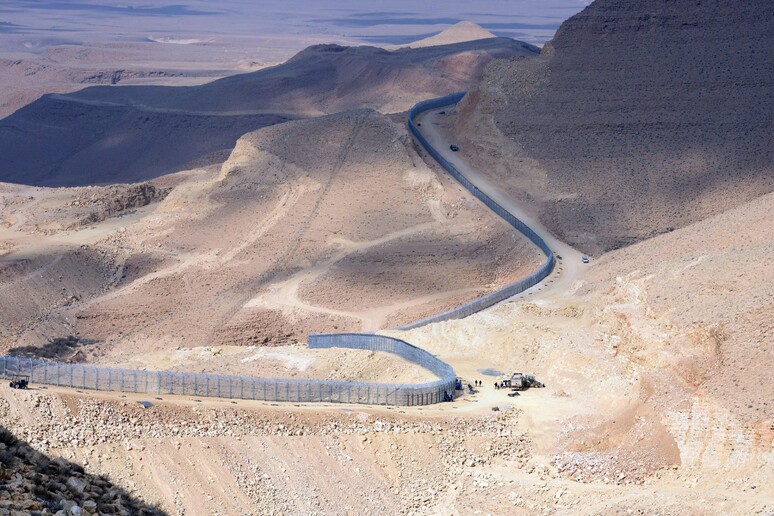 Il confine nel Sinai tra Egitto e Israele -     RIPRODUZIONE RISERVATA