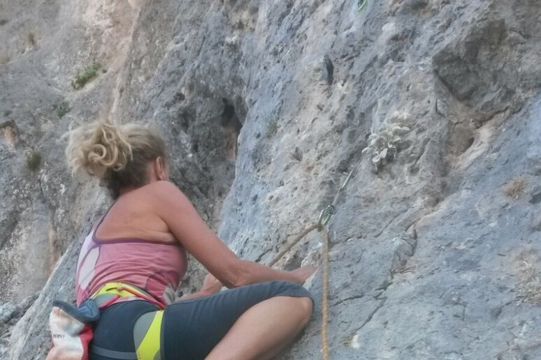 Una donna si arrampica - RIPRODUZIONE RISERVATA
