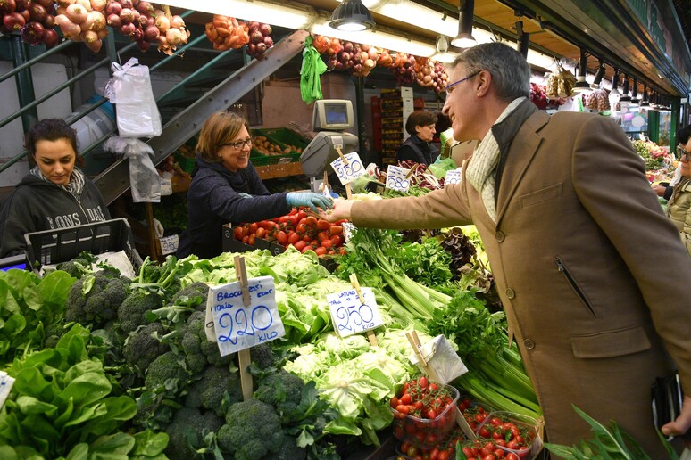 acquisti al mercato di frutta e verdura - RIPRODUZIONE RISERVATA