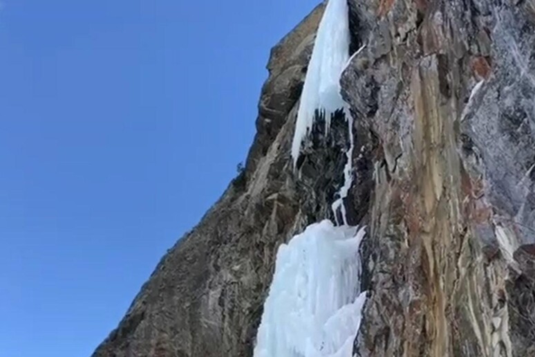 Morto scalatore a Cogne (Aosta)La cascata di ghiaccio che ha ceduto - RIPRODUZIONE RISERVATA