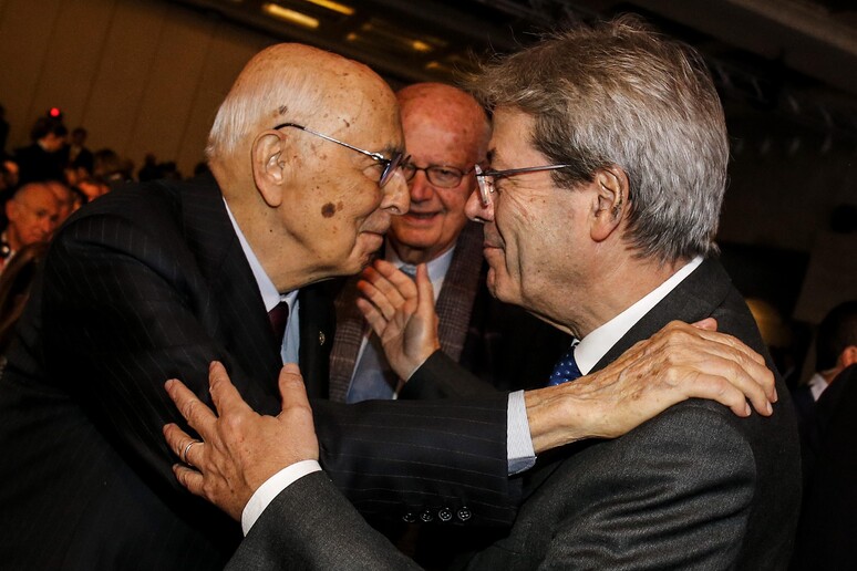 Giorgio Napolitano e Paolo Gentiloni in una foto d 'archivio - RIPRODUZIONE RISERVATA