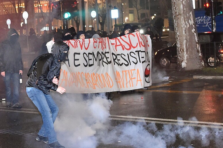 Momenti di tensione al corteo antifascista contro CasaPound a Torino - RIPRODUZIONE RISERVATA