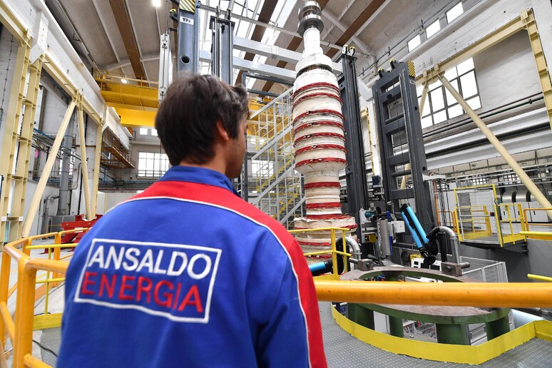 Un lavoratore in Ansaldo Energia - RIPRODUZIONE RISERVATA