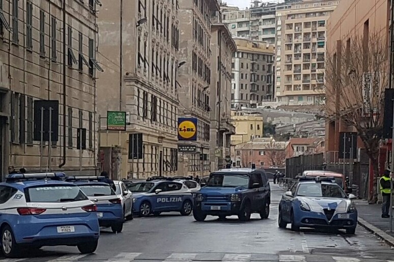 Polizia cerca uomo armato a Genova - RIPRODUZIONE RISERVATA
