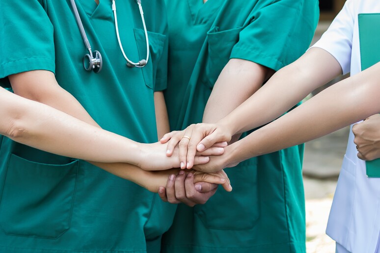 Più infermieri e ostetriche nel mondo,al via campagna Oms - RIPRODUZIONE RISERVATA