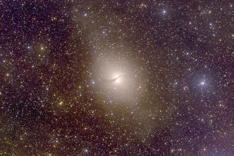 La galassia ellittica Centaurus A, distante 13 milioni di anni luce, circondata da un disco di galassie nane che si muovono in modo ordinato (fonte: Christian Wolf e SkyMapper team / Australian National University) - RIPRODUZIONE RISERVATA