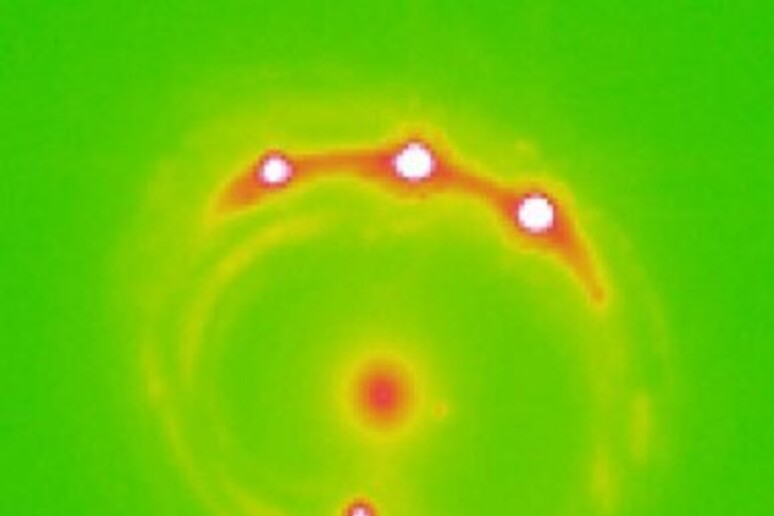 Immagine del gigantesco buco nero RX J1131-1231 con la galassia al centro e quattro quasar intorno. Si stima che ci siano migliaia di miliardi di pianeti nella galassia ellittica centrale dell 'immagine (fonte: University of Oklahoma) - RIPRODUZIONE RISERVATA