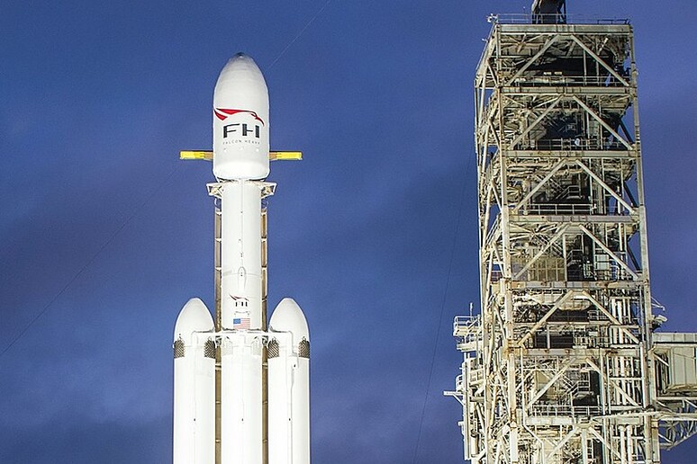 Il razzo Falcon Heavy pronto per il lancio a Cape Canaveral (fonte: SpaceX) - RIPRODUZIONE RISERVATA