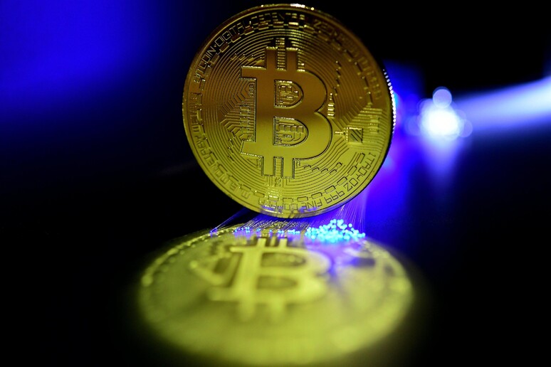 Bitcoin sfonda tetto 10 mila dollari, ai massimi 15 mesi - RIPRODUZIONE RISERVATA