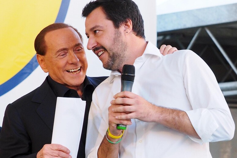 Il segretario della Lega Nord Matteo Salvini (D) con Silvio Berlusconi  (archivio) - RIPRODUZIONE RISERVATA