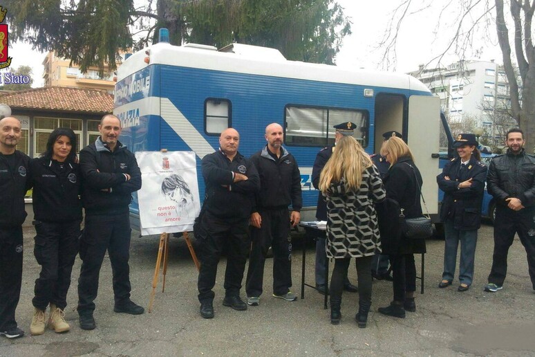 Molesta donna su bus a Roma, ma è poliziotta che lo arresta - RIPRODUZIONE RISERVATA