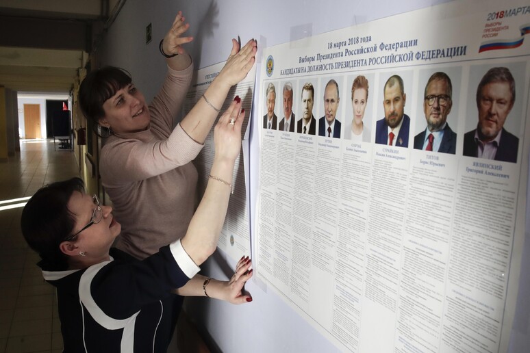 Liste di candidati alle elezioni presidenziali in Russia © ANSA/AP