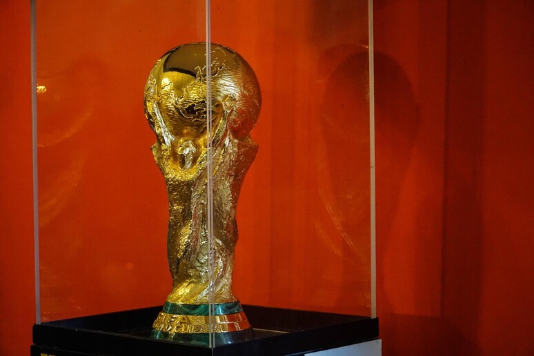 Il  'Fifa World Cup Trophy Tour ' sbarca a Napoli - RIPRODUZIONE RISERVATA