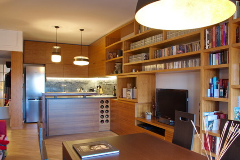 Cucina integrata nel salotto, architetto Giorgio Moroni (foto Houzz) - RIPRODUZIONE RISERVATA