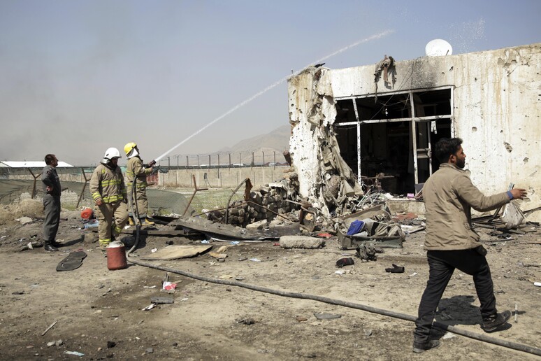 Un 'esplosione a Kabul in una foto di archivio © ANSA/AP