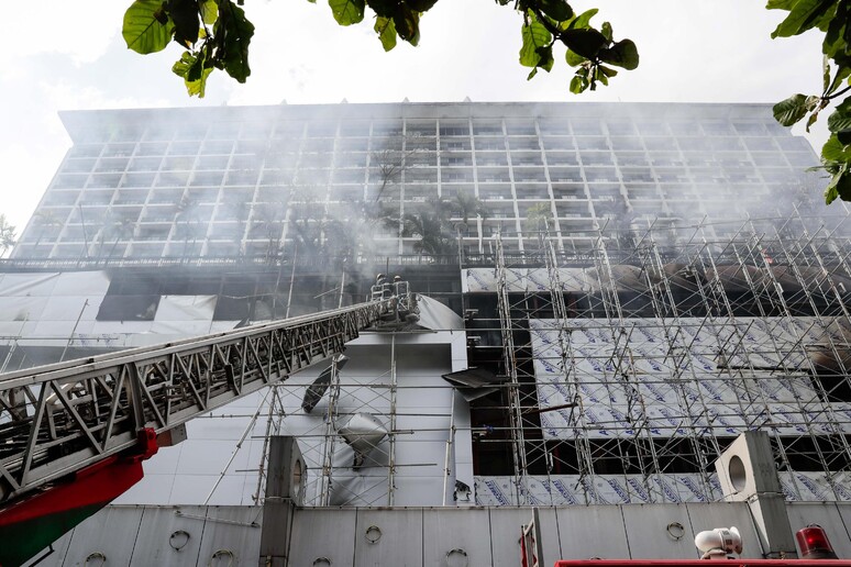 L 'hotel a Manila in cui è divampato l 'incendio © ANSA/EPA