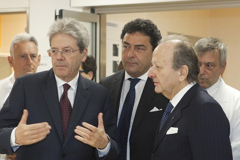 Paolo Gentiloni all 'ospedale San carlo da Nancy (foto Palazzo Chigi) © ANSA/EPA