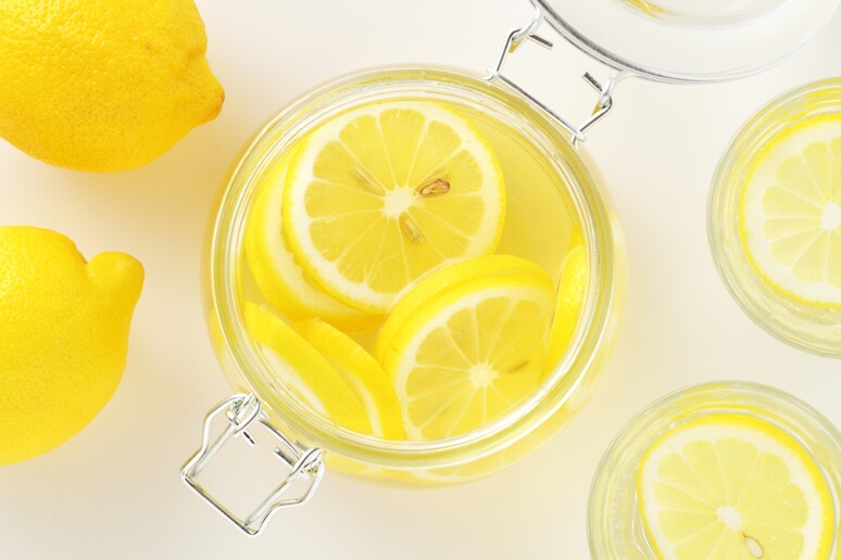 Da aceto a limone,  'sbianca-denti ' poco efficaci e rischiosi - RIPRODUZIONE RISERVATA