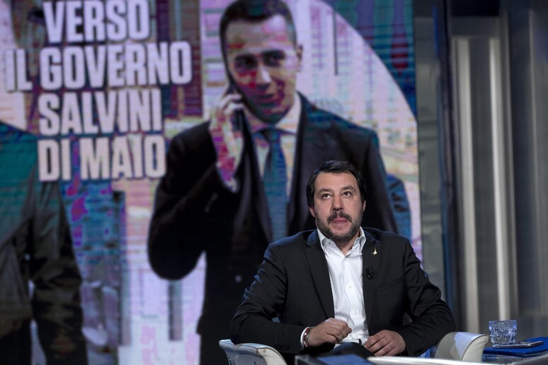 Il Leader della Lega Nord Matte Salvini ospite della trasmissione condotta da Bruno Vespa  'Porta a  Porta ' (archivio). In piccolo Conte in pole per Palazzo Chigi - RIPRODUZIONE RISERVATA