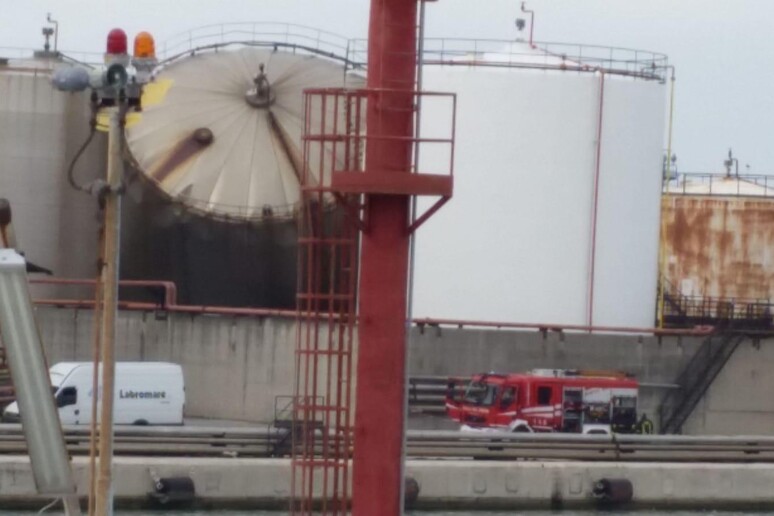 L 'intervento dei Vigili del fuoco nel porto industriale di Livorno, dove un serbatoio e ' esploso - RIPRODUZIONE RISERVATA