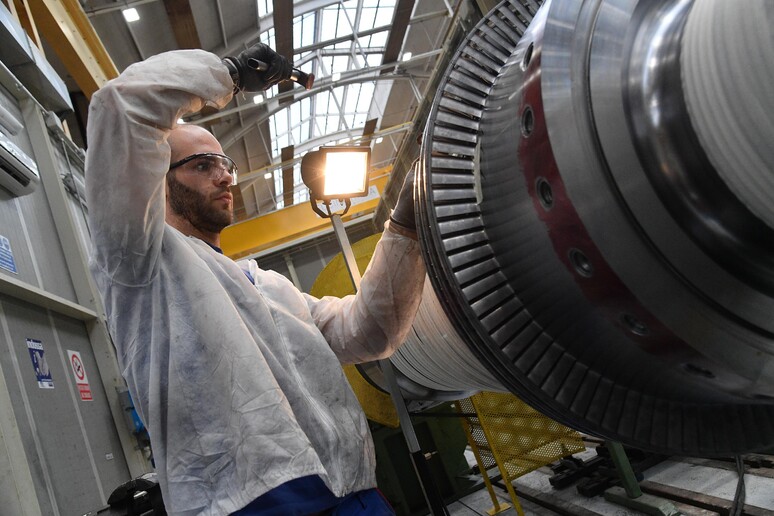 Un operaio al lavoro su parti di una turbina nella fabbrica Ansaldo Energia di Genova, 13 marzo 2018 - RIPRODUZIONE RISERVATA