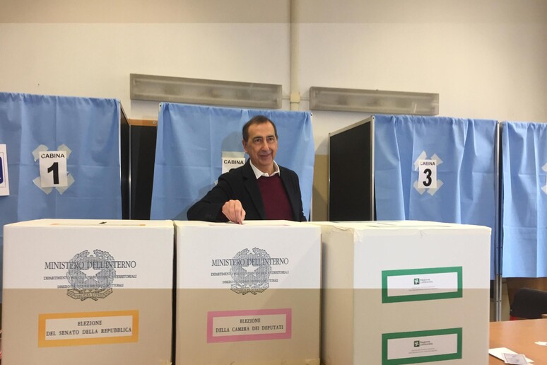 Il sindaco di Milano, Giuseppe Sala, vota per le elezioni politiche e regionali - RIPRODUZIONE RISERVATA