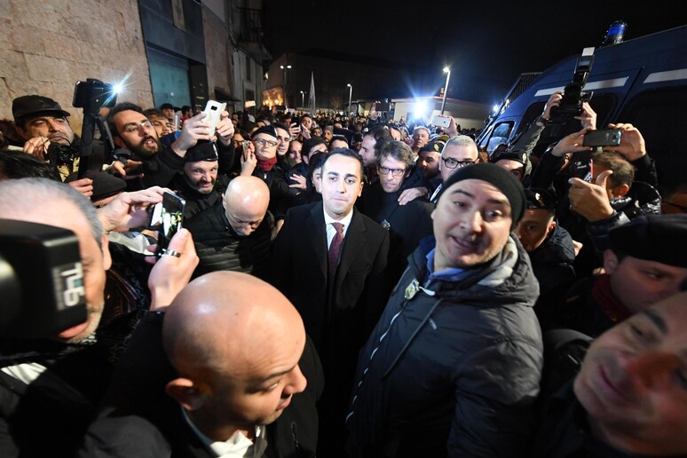 M5S: folla per Di Maio a Acerra, leader sale su predellino - RIPRODUZIONE RISERVATA