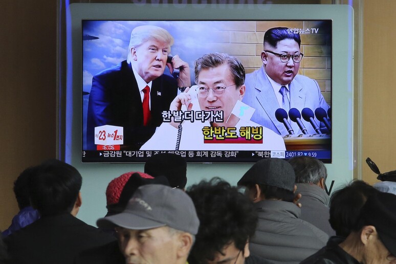 Lo schermo tv in una stazione ferroviaria a Seul mostra le immagini del leader nordcoreano Kim Jong Un, a destra, il presidente sudcoreano Moon Jae-in, al centro, e il presidente degli Stati Uniti Donald Trump © ANSA/AP