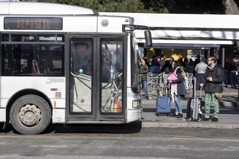 Un autobus Atac ad un capolinea a Roma - RIPRODUZIONE RISERVATA