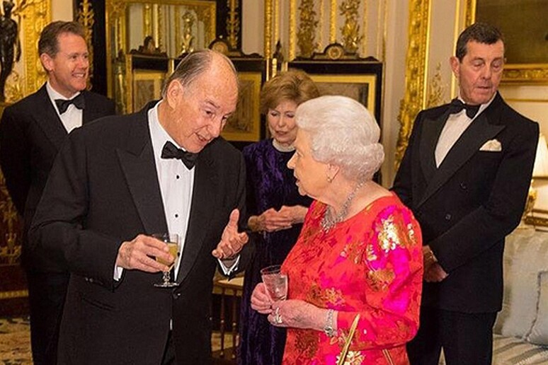 La Regina Elisabetta in lungo e oro per cena con Aga Khan - RIPRODUZIONE RISERVATA