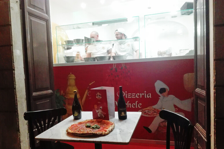 La vetrata della pizzeria Da Michele a Fontana di  Trevi - RIPRODUZIONE RISERVATA