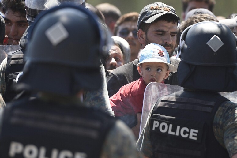 Tre migranti morti assiderati al confine tra Turchia e Grecia - RIPRODUZIONE RISERVATA
