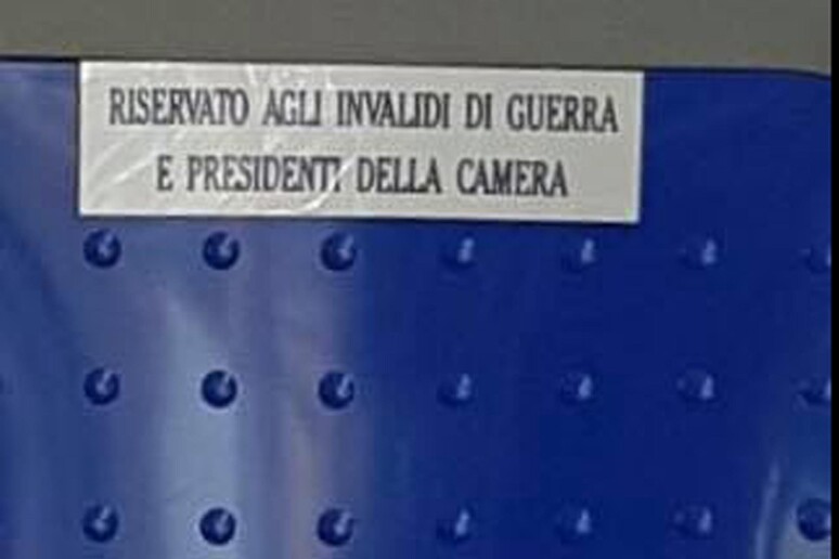 Ironia su bus Torino,targhetta  'riservato presidenti Camera - RIPRODUZIONE RISERVATA