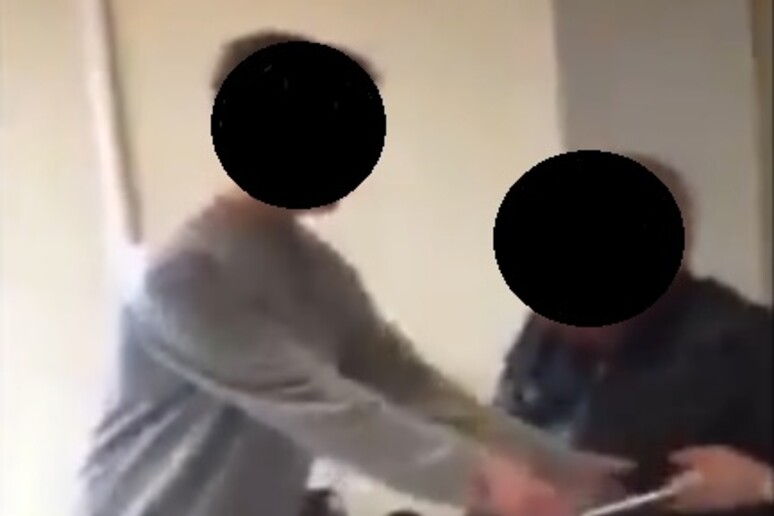 Un frame del video diffuso in rete sul prof bullizzato in classe a Lucca - RIPRODUZIONE RISERVATA