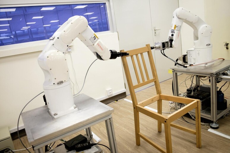 Due bracci robotici montano una sedia dell’Ikea in 8 minuti (fonte: NTU Singapore) - RIPRODUZIONE RISERVATA