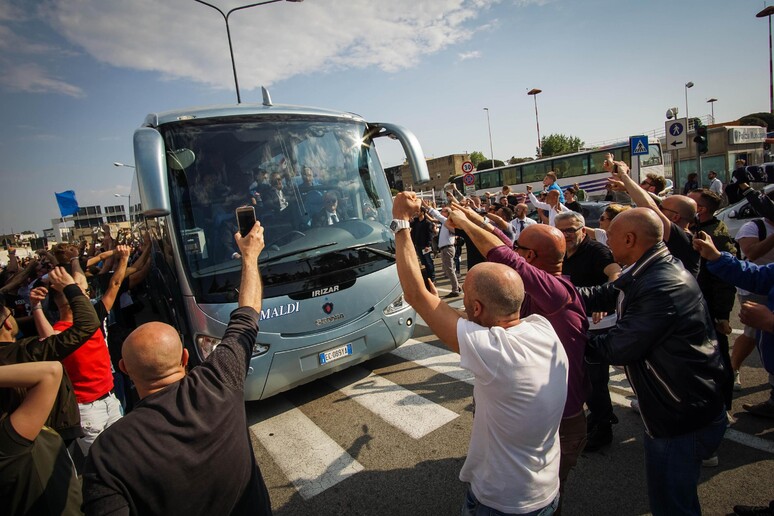 Calcio: Napoli in partenza, la carica di oltre mille tifosi - RIPRODUZIONE RISERVATA