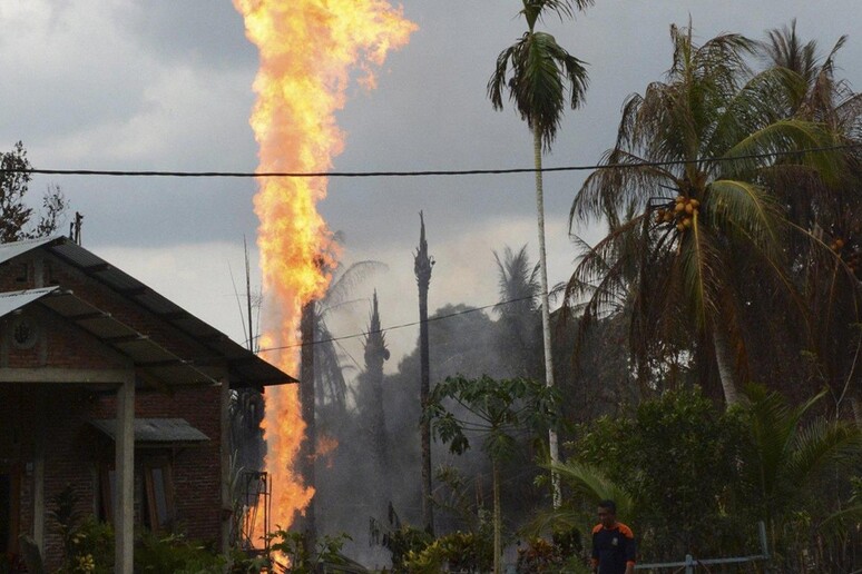 Pozzo petrolifero in fiamme nella provincia di Aceh © ANSA/EPA