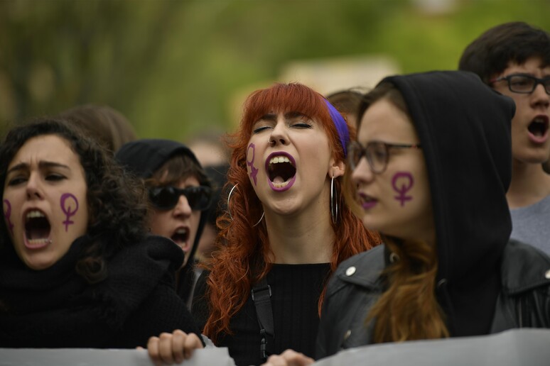 Le proteste in Spagna contro la sentenza sullo stupro © ANSA/AP