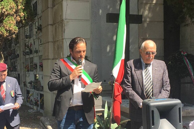Antonino Sergio Gambino con la fascia tricolore a una commemorazione dei morti della Repubblica sociale italiana © ANSA/Facebook