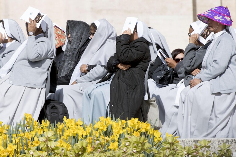 Monache di diverse congregazioni in piazza San Pietro per ascoltare Papa Francesco - RIPRODUZIONE RISERVATA