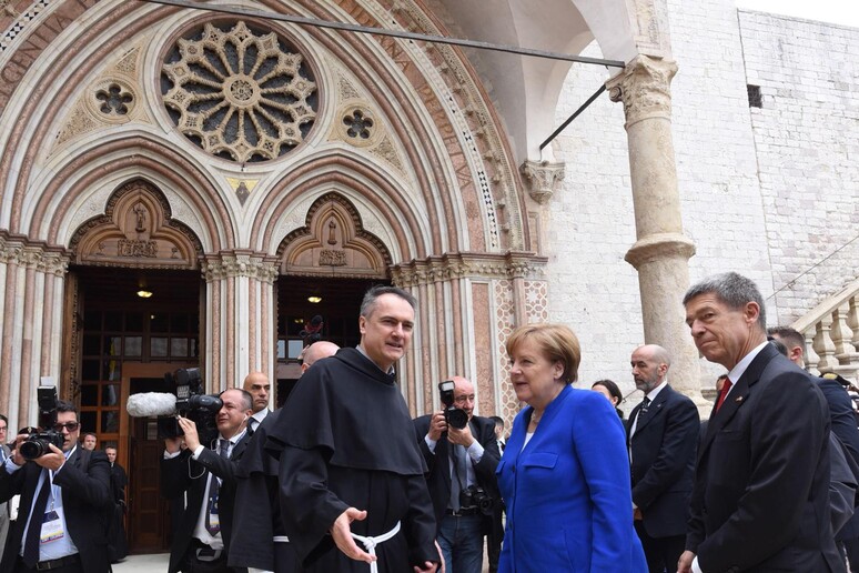 Padre Mauro Gambetti custode del Sacro convento di Assisi, con la cancelliera Angela Merkel in  occasione della consegna della lampada della pace, Assisi 12 maggio 2018 - RIPRODUZIONE RISERVATA