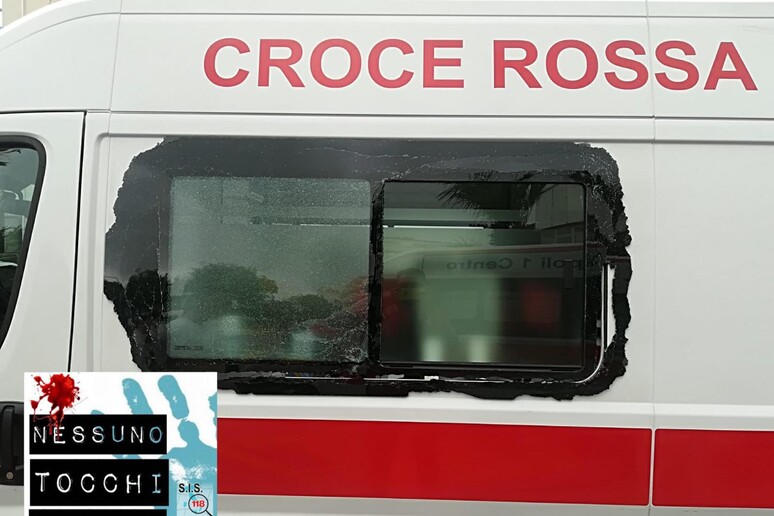 Napoli, l 'ambulanza danneggiata dal paletto di ferro - RIPRODUZIONE RISERVATA