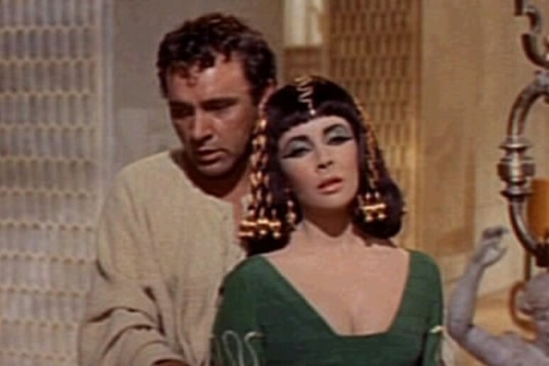 Un 'immagine di Antonio e Cleopatra nel film interpretato da Liz Taylor - RIPRODUZIONE RISERVATA