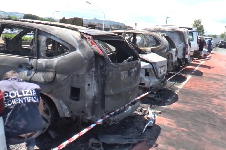 Incendio auto in parcheggio aeroporto Marconi di Bologna - RIPRODUZIONE RISERVATA