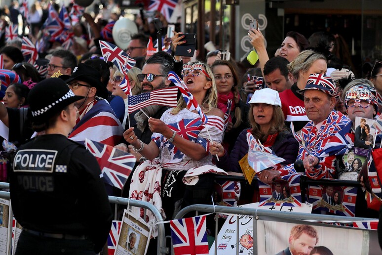 La folla a Windsor per le nozze reali del principe Harry e l 'attrice americana Meghan Markle © ANSA/EPA